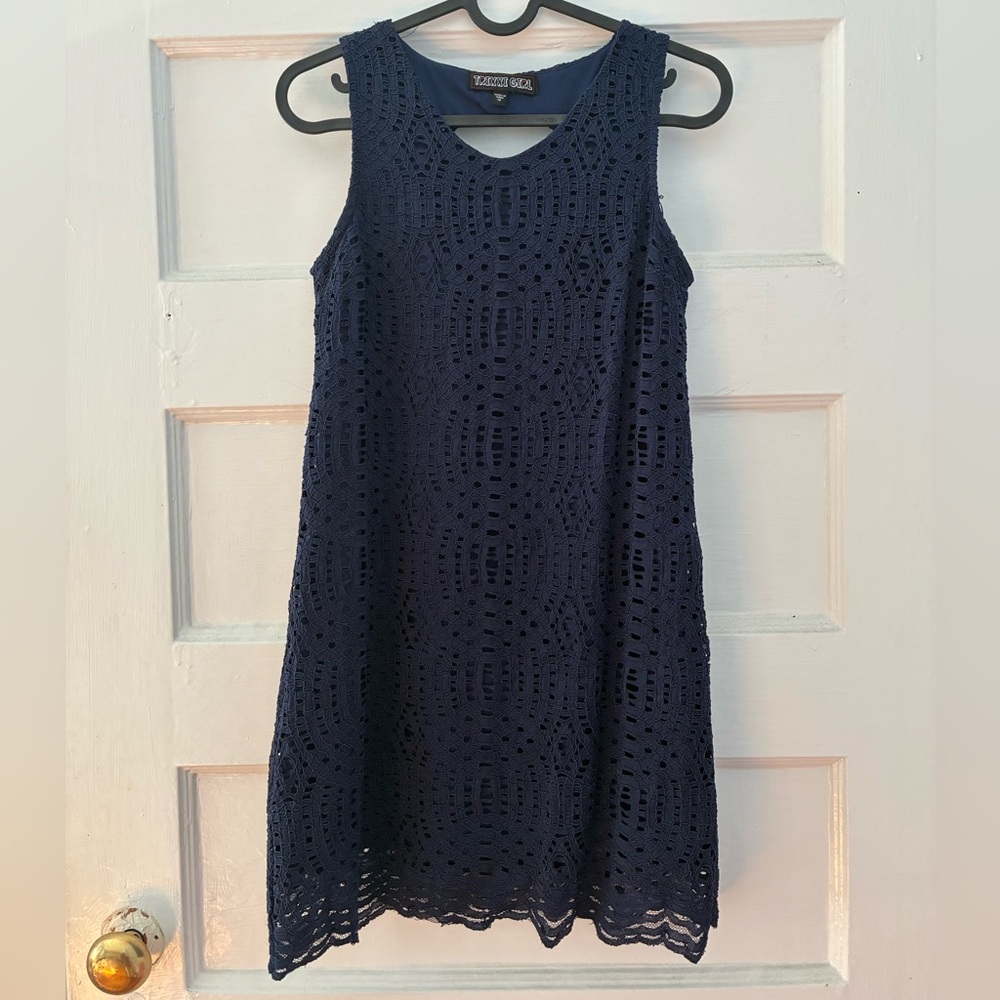 Kid’s navy blue eyelet shift dress with keyhole back, size 12.
